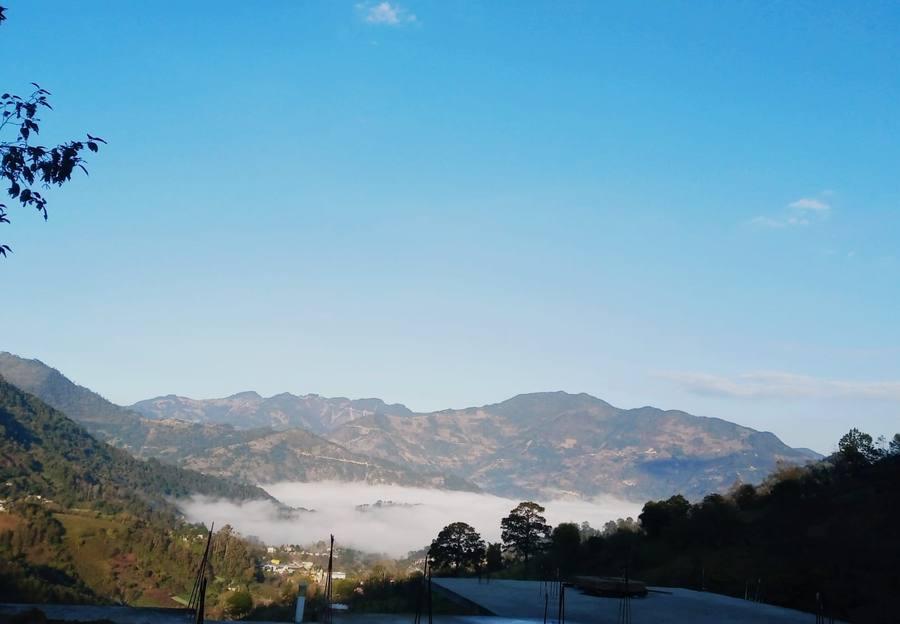 Vista panorámica con niebla en el valle