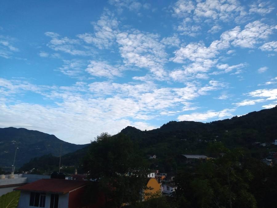Cielo despejado y montañas
