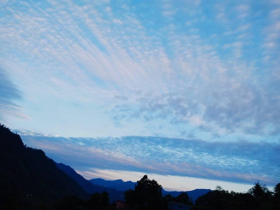 Amanecer azul sobre la sierra
