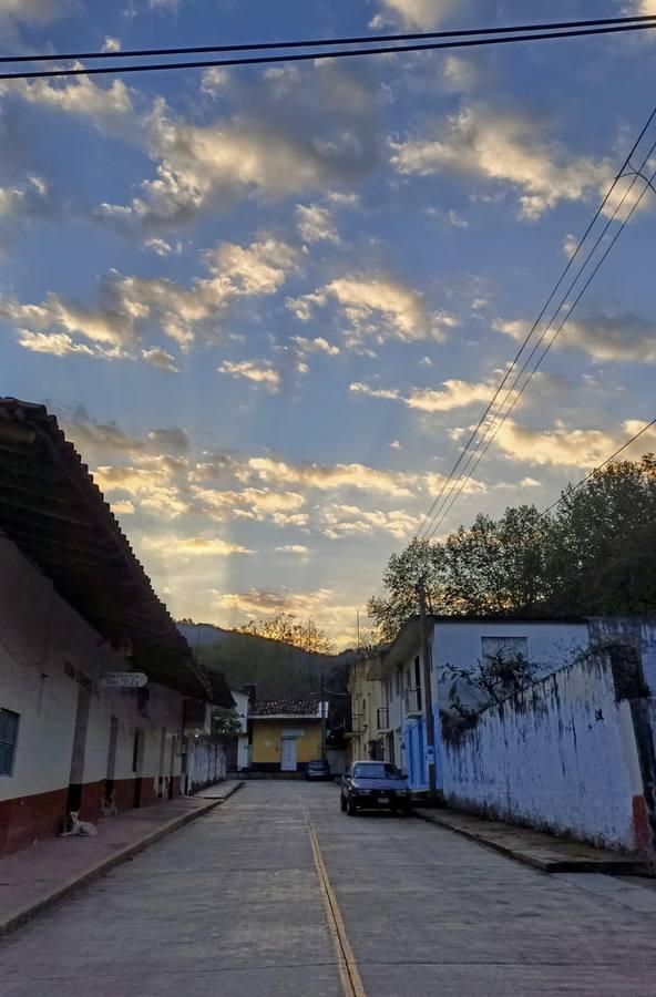Atardecer en las calles del pueblo