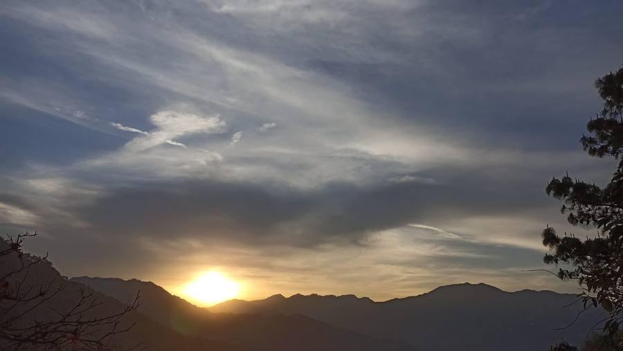 Puesta de sol sobre las montañas