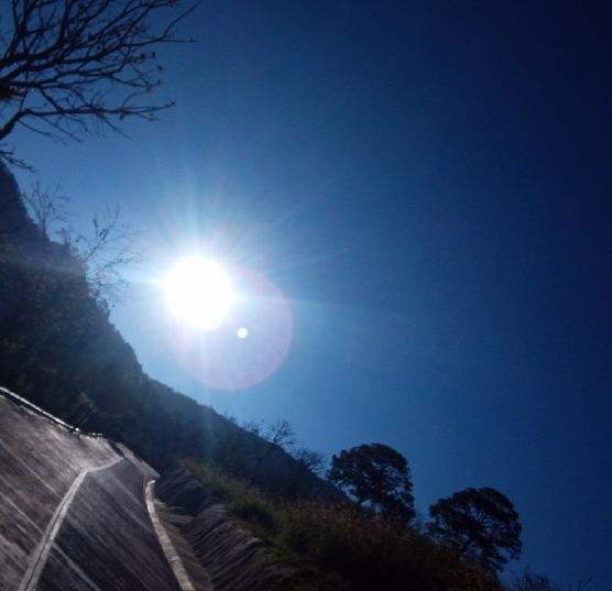 Sol radiante sobre el camino de la sierra