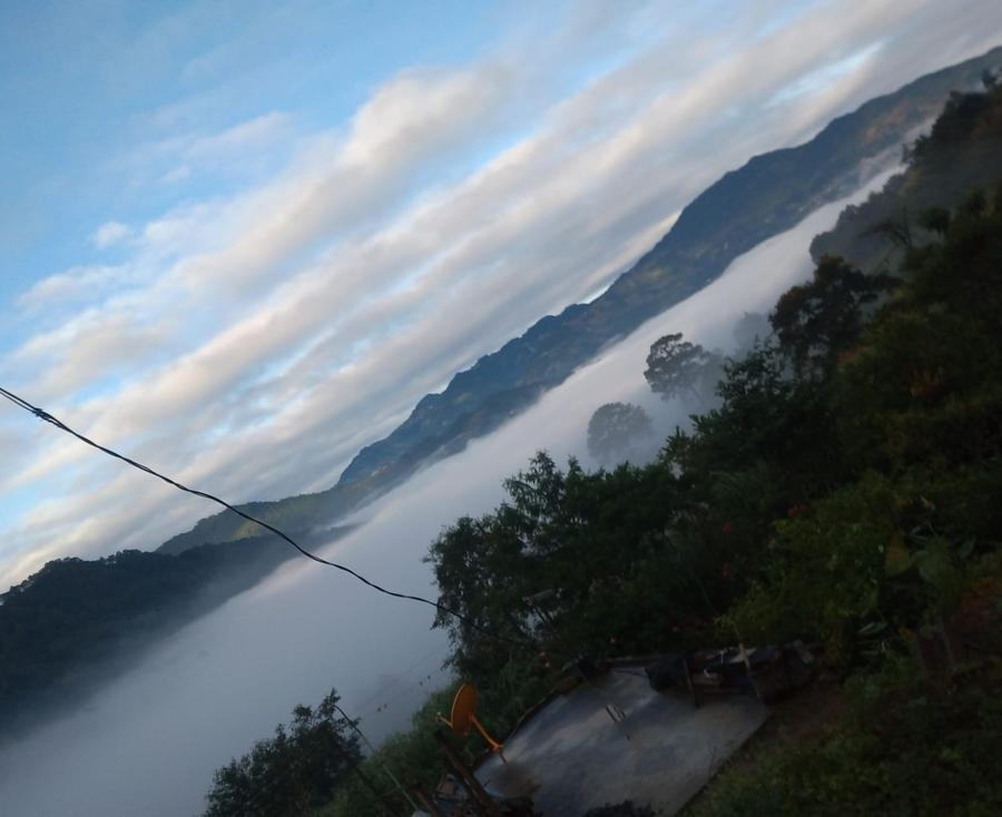 Impresionante mar de nubes entre las montañas