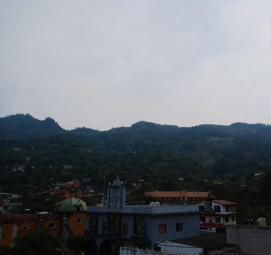 El pueblo y la cúpula de la iglesia en día nublado