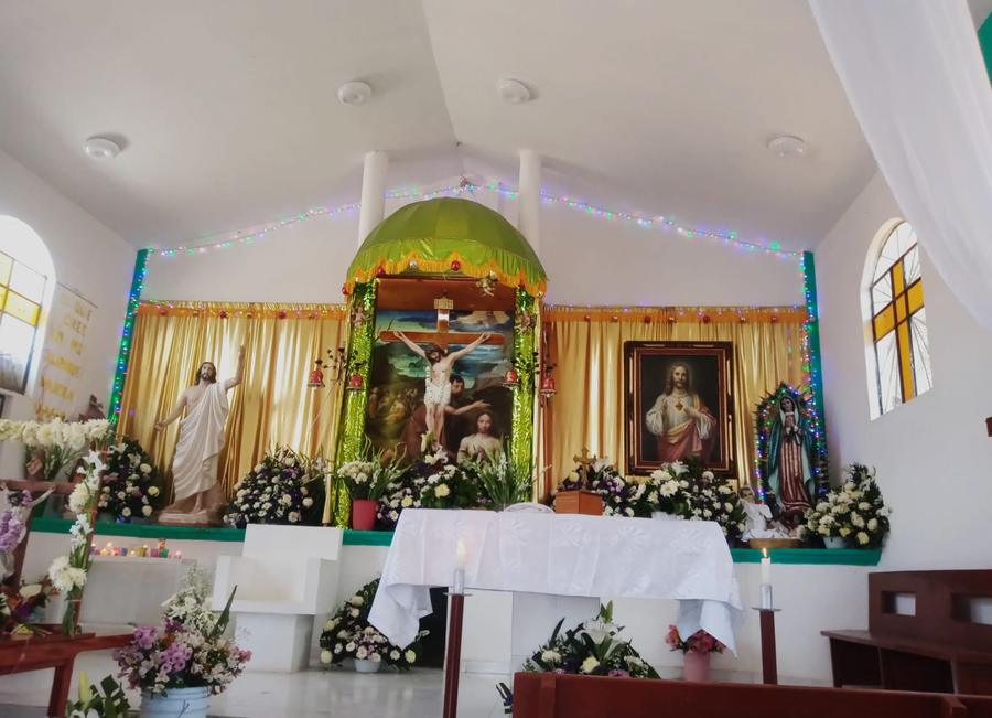 Altar mayor de la iglesia en día de fiesta