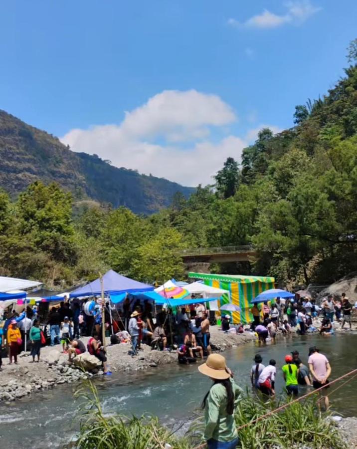 Fiesta comunitaria a orillas del río serrano