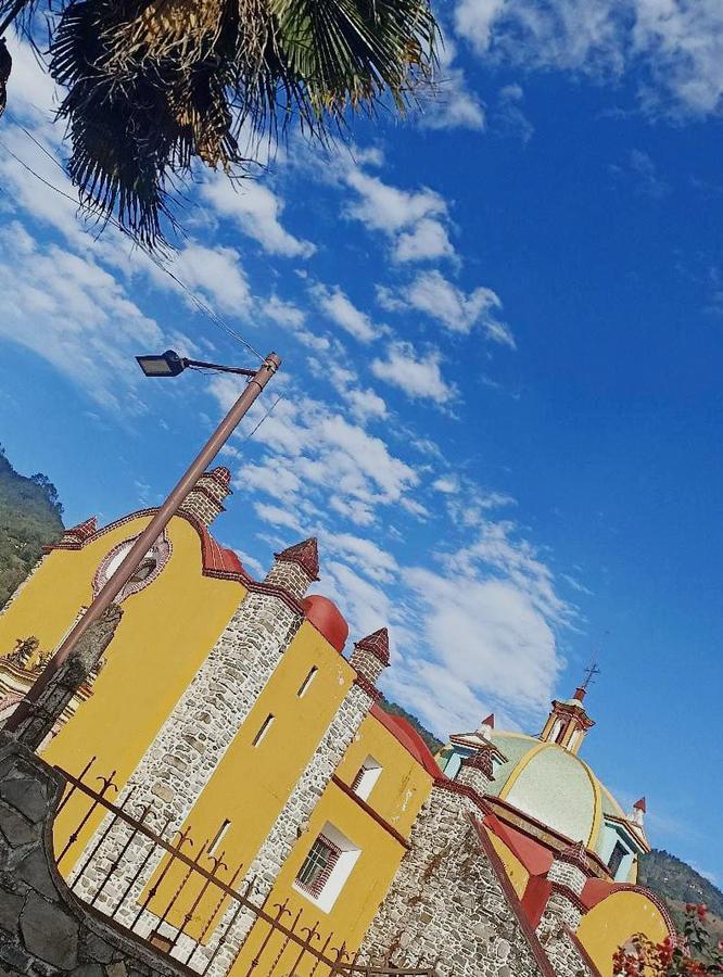 Fachada colonial de la iglesia bajo cielo azul